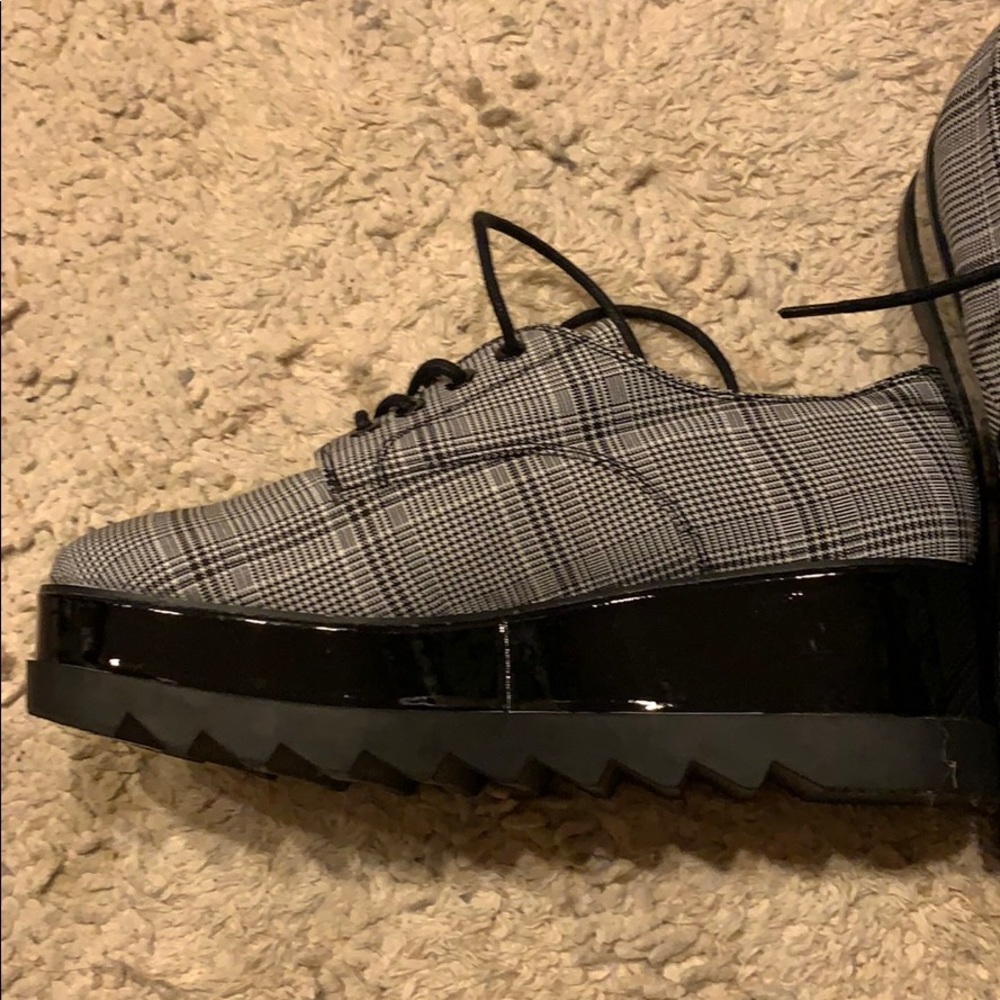 Shoes - Picture 3 of 4